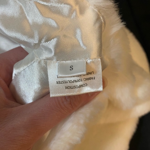 Faux fur white cropped front and back shrug. Size small. - Picture 4 of 5